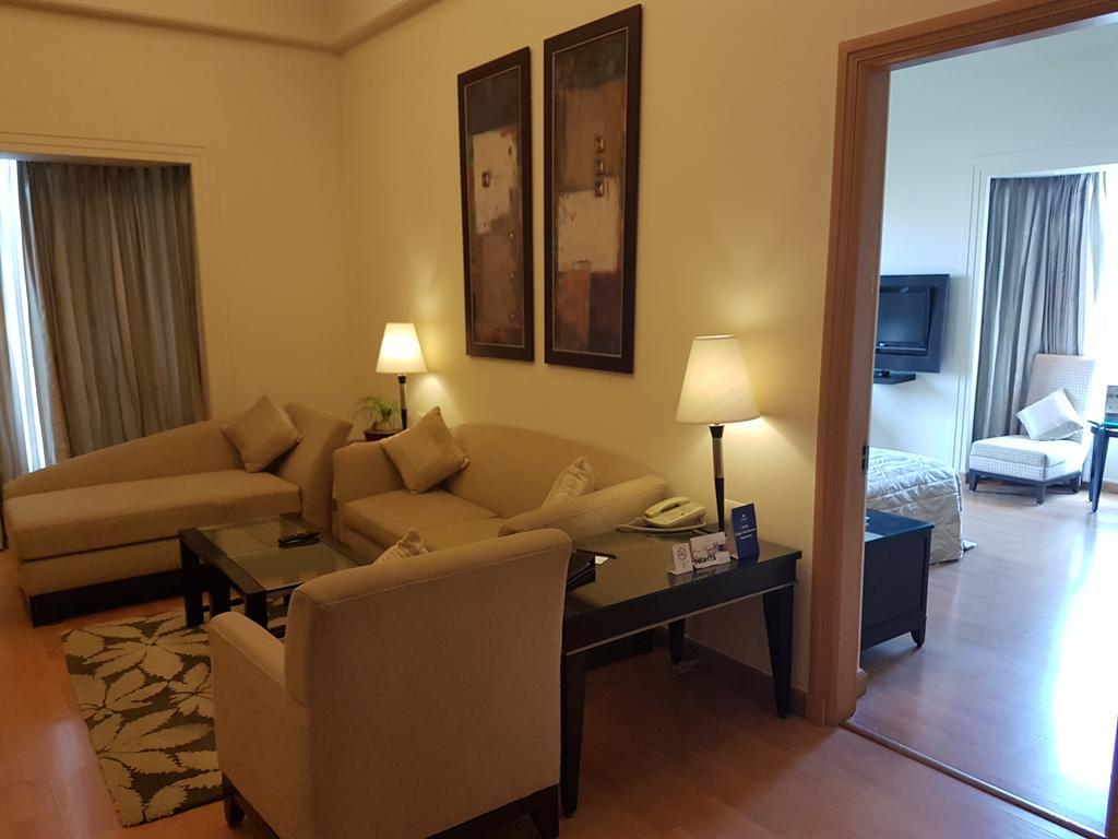 Park Plaza Gurgaon Hotell Eksteriør bilde Living room of a suite at the Taj Bengal